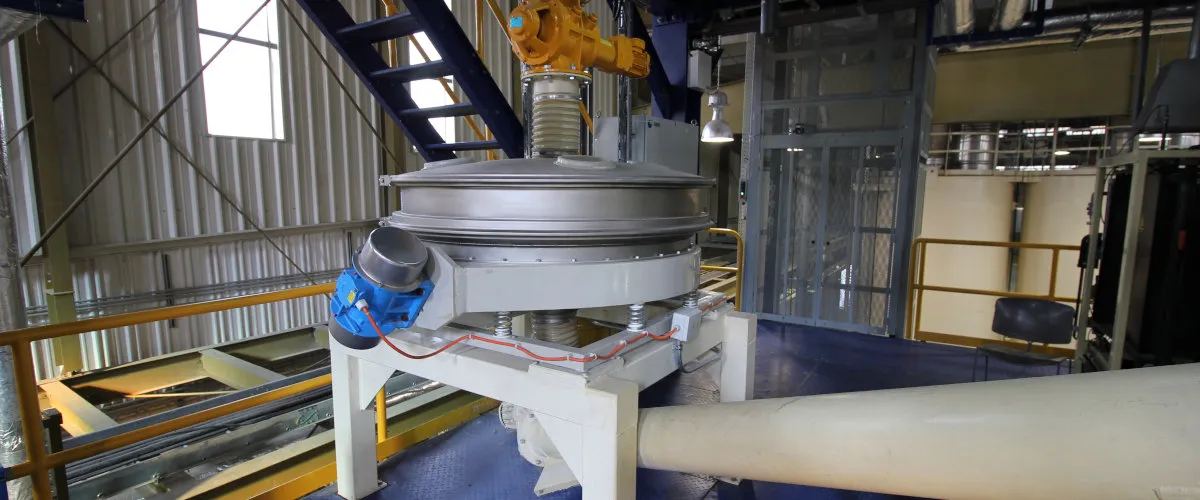 Aufbereitungsanlage von Ingtec mit Siebmaschine und angeschlossener Förderleitung