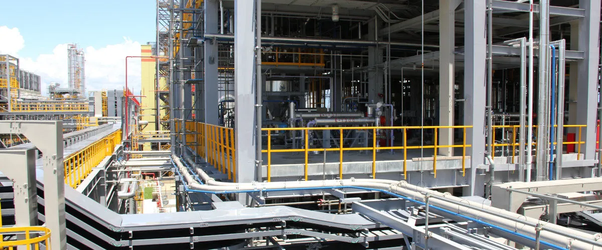 Von Ingtec realisierte industrielle Förderanlage mit Rohrleitungen und Stahlbau